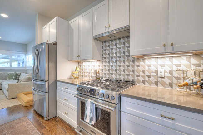 Building Photo - Luxurious 4BR Home Close to 12 South