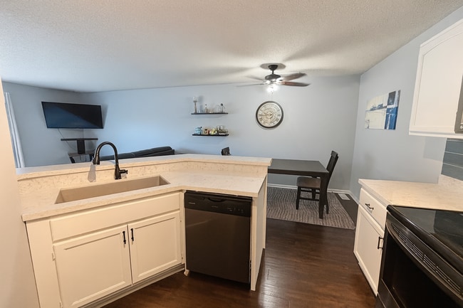 Building Photo - Rare and Beautifully Updated Townhome in a...