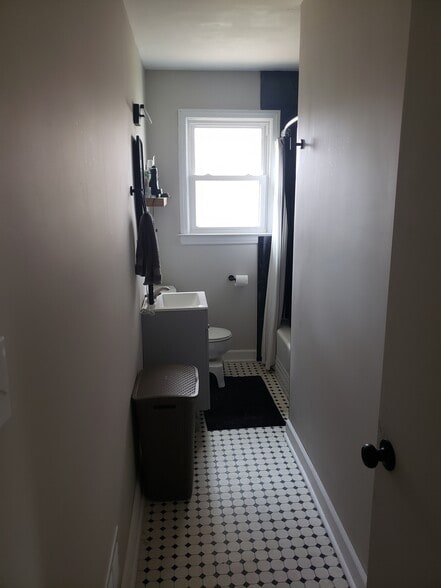 Main bath - 10 Sir Abbott St