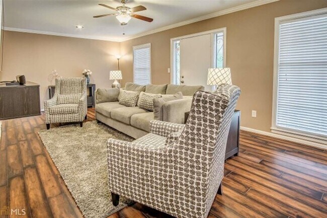 Building Photo - Discover the charm of this cozy single-family home, where your dreams can take shape and flourish!