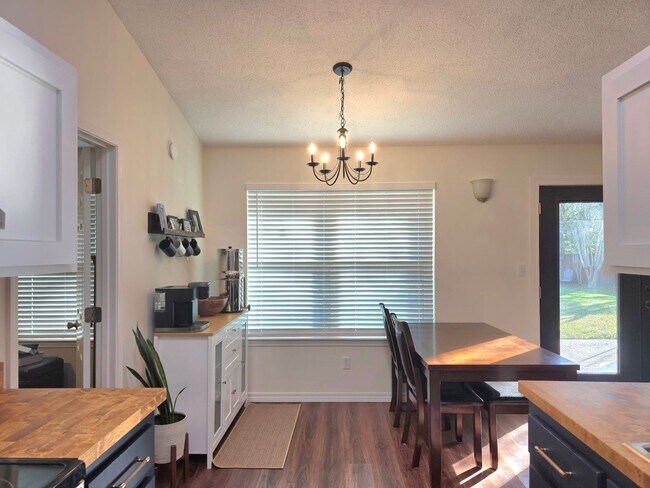 Building Photo - Inviting Woodridge Manor 3/2 Home with Fireplace and Fenced Yard