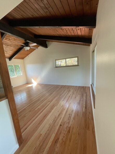 Upstairs living room - 576 Blaisdell Dr