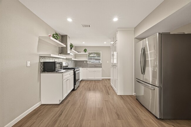 Building Photo - 5613 Dorothy Ann Dr