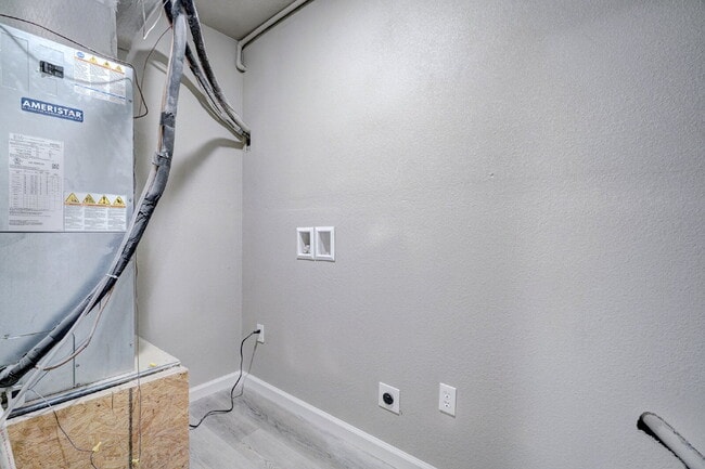 Building Photo - Remodeled 2 Bedroom + Bonus Room