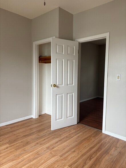 Building Photo - 421 River Dr