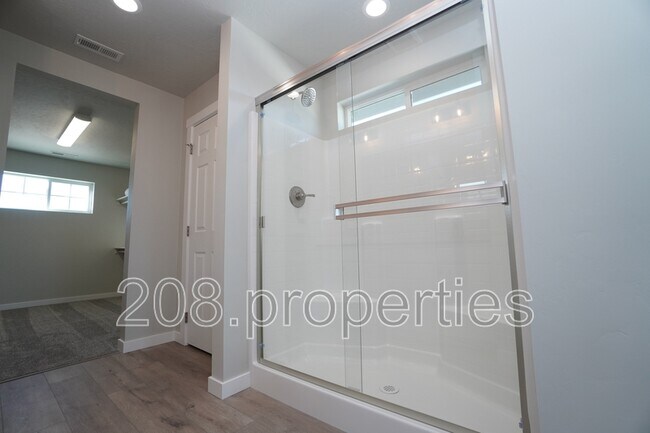 Building Photo - 1218 W Bass River Dr