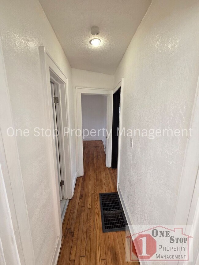 Building Photo - Beautiful 4 Bedroom 2 Bathroom in Kansas City!