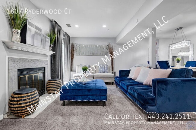 Building Photo - 3 Bedroom Townhome Optionally Furnished!