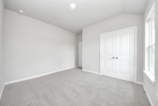 Building Photo - 688 Swallow Dr