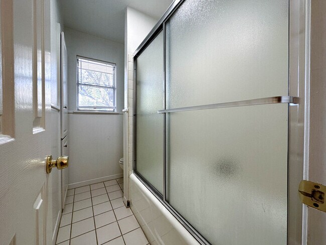 Building Photo - 408 Mimosa Dr
