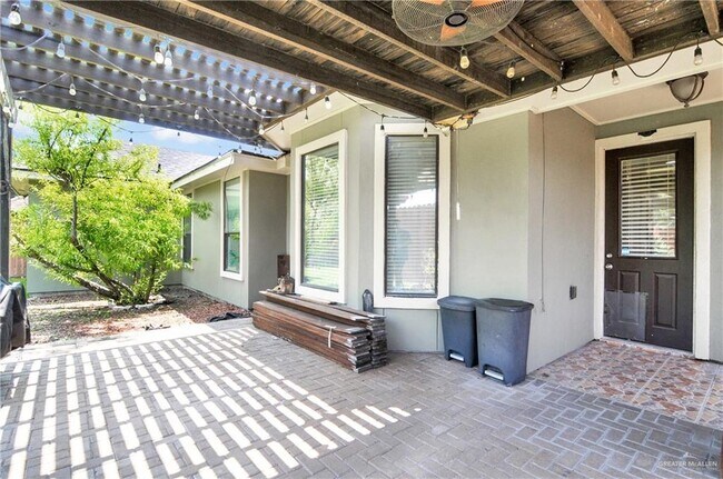 Building Photo - 28 Hackberry Ave