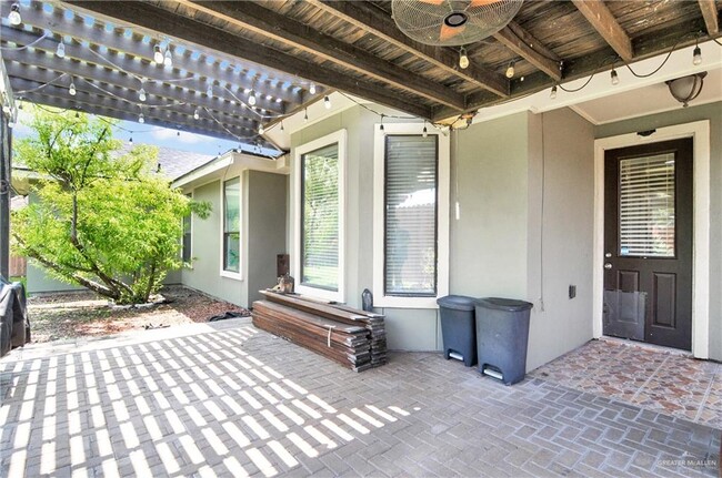 Building Photo - 516 Hackberry Ave