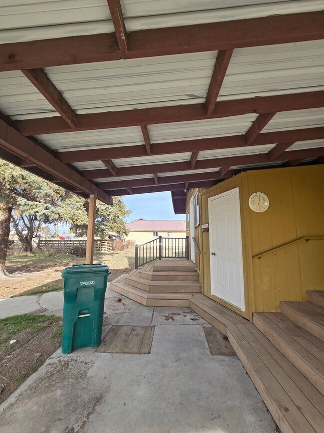 Building Photo - Charming Farmhouse