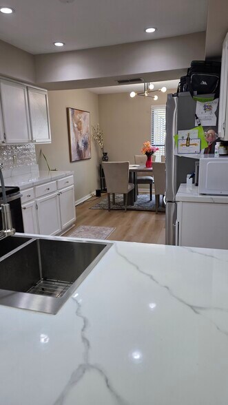 Building Photo - 16084 Dawnview Dr