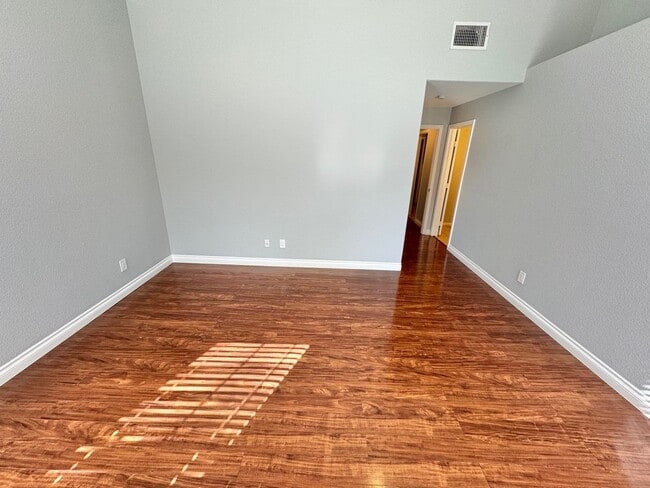 Building Photo - Spacious 2 bedroom condo with detached garage!!