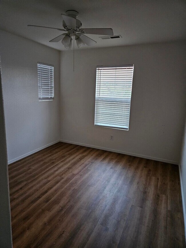 Building Photo - Perfect home seeking amazing tenant