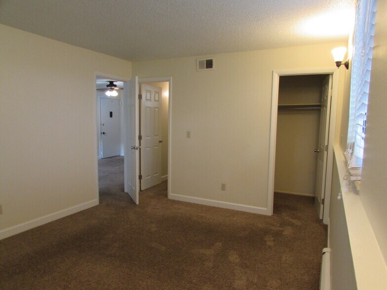 Building Photo - 3233 Lakeside Dr