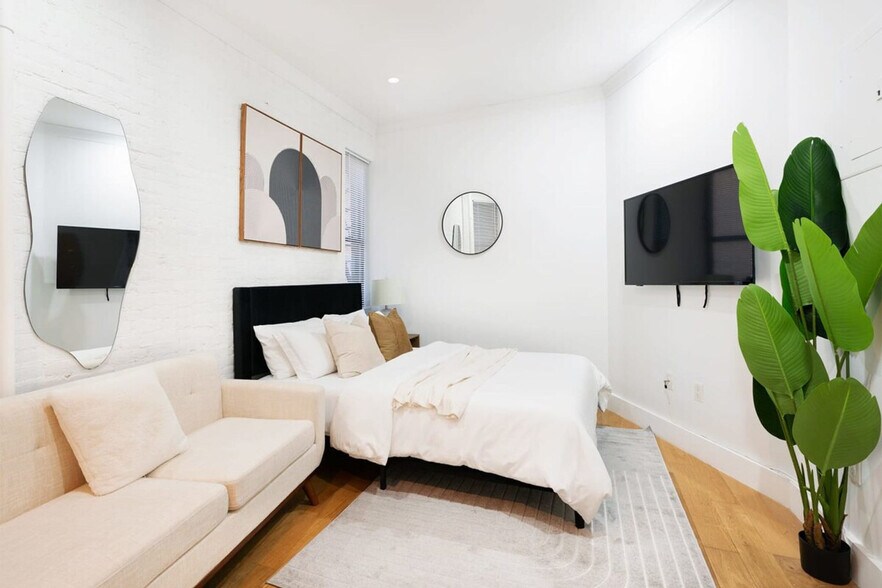 Building Photo - 403 E 69th St