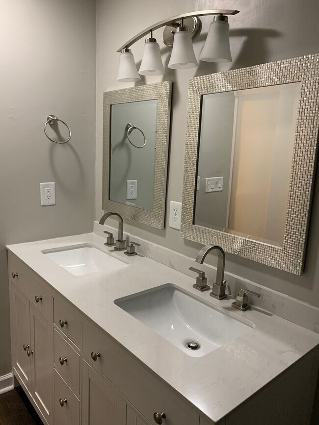 Building Photo - Two bedroom (with office or small 3rd bedr...