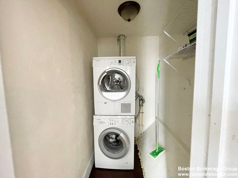 Building Photo - 178 Hillside St