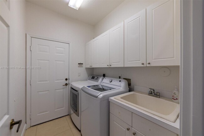 Building Photo - 896 Marina Dr