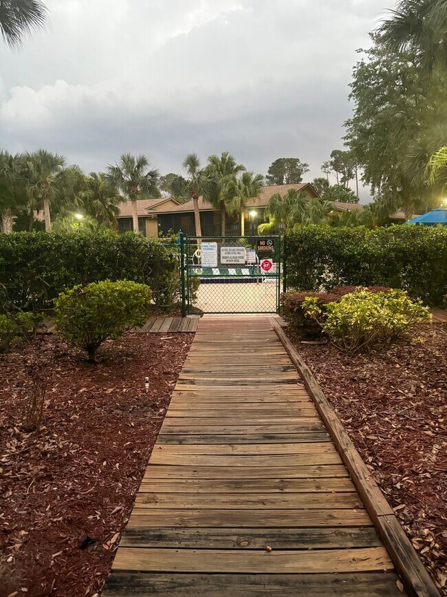 Building Photo - Top-Floor 2 Bed / 2 Bath Condo in Sought-A...