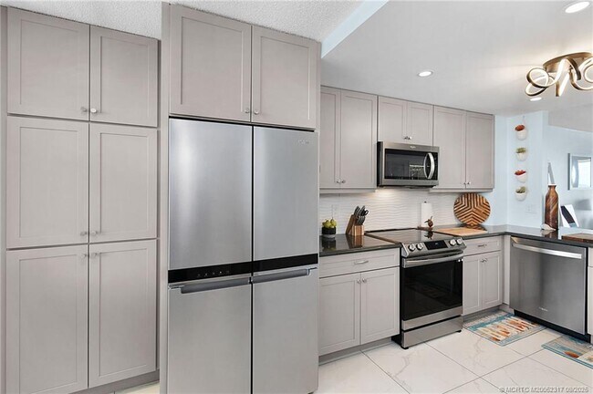 Building Photo - 10000 S Ocean Dr