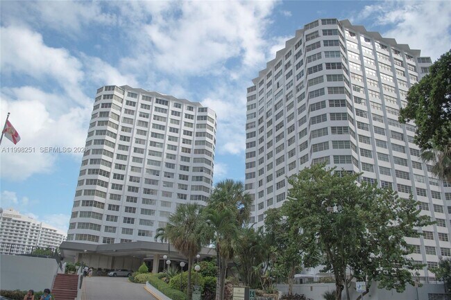 Building Photo - 825 Brickell Bay Dr