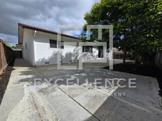 Building Photo - Fully Updated 4/2 Corner Lot Home - Firepl...