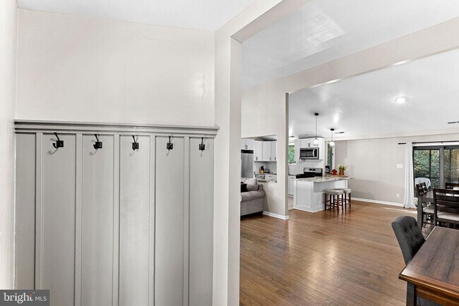 Building Photo - 862 Carrier Dr