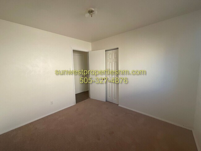 Building Photo - 3011 E Edgecliff Dr