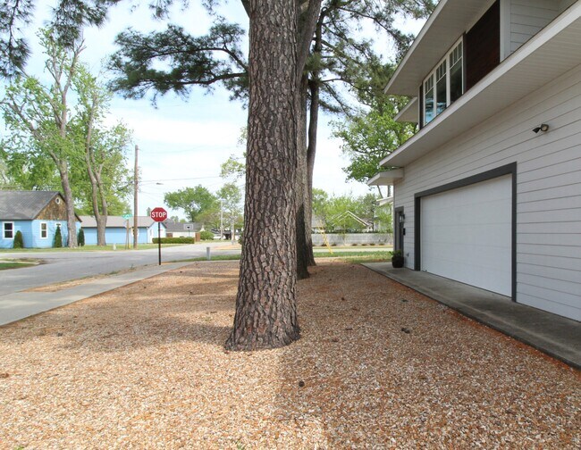 Building Photo - 400 SW E St