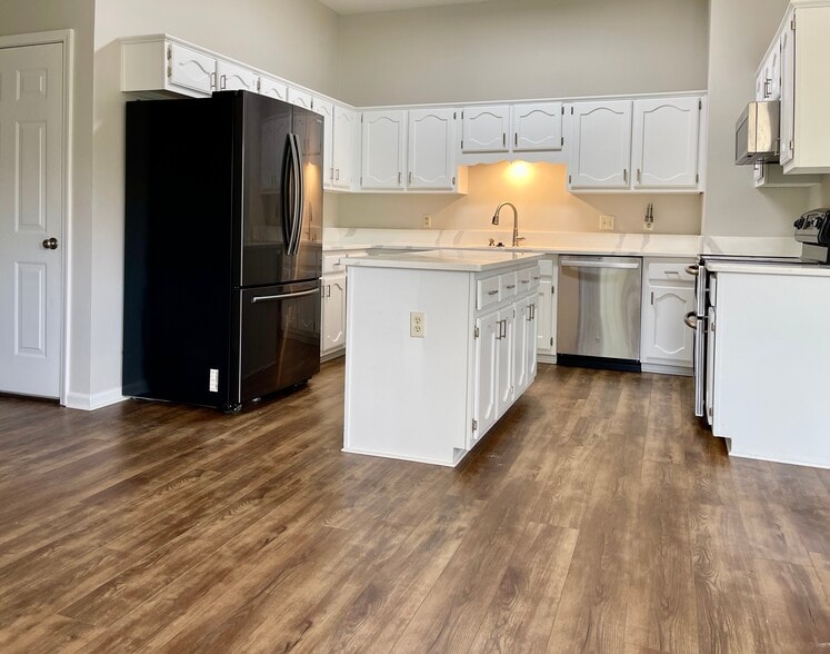 Building Photo - 1492 Howling Dr