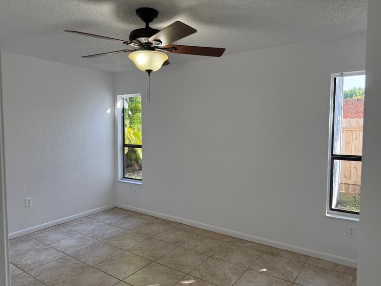 Building Photo - 467 Willow Tree Dr