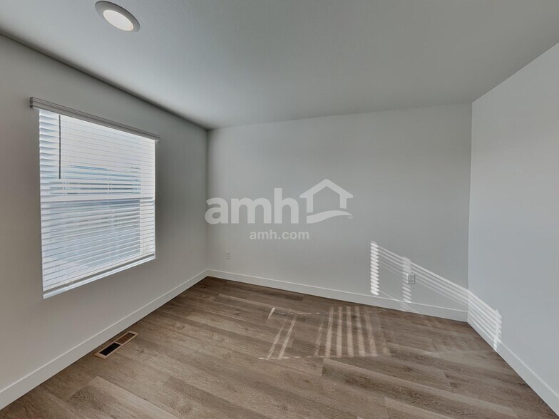 Building Photo - 4744 85th Dr NE