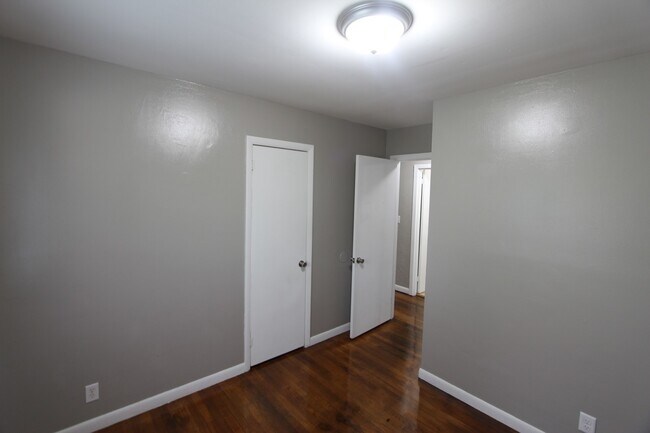 Building Photo - New On The Market!  3 Bedroom 1 Bath + Lar...