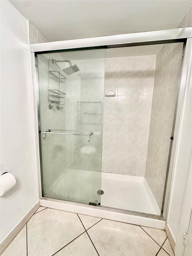 Building Photo - 200 Leslie Dr