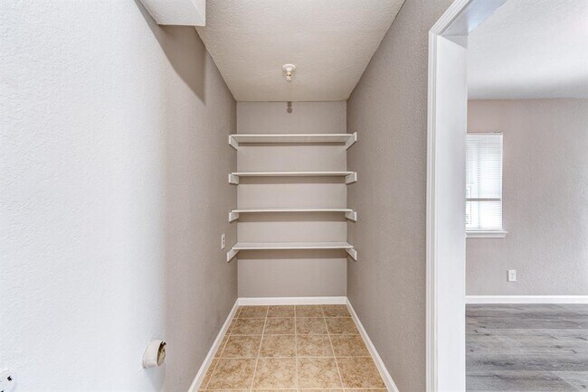 Building Photo - 521 Spring Dr