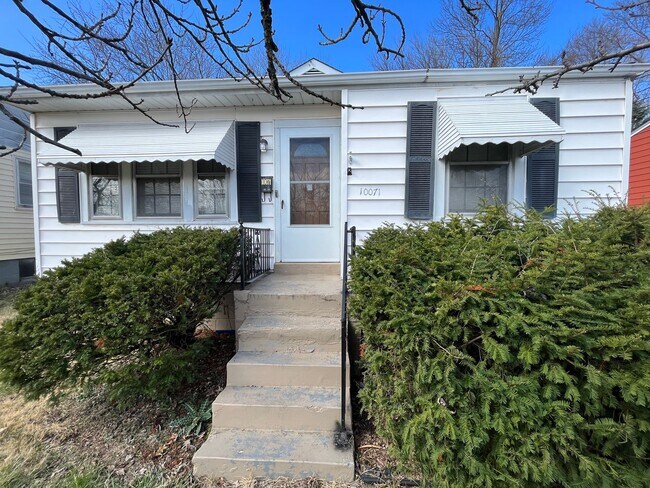 Building Photo - Two Bedroom Home with Attached Garage Move...