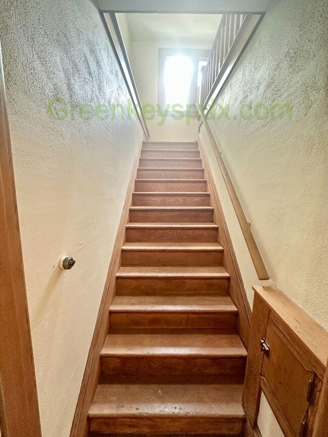 Building Photo - Gorgeous Top Level of Huge Craftsman House!