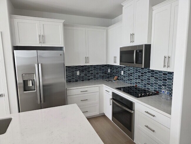 Building Photo - PRICE REDUCTION!! Sycamore Heights Masterpiece "Spacious 3-Bedroom Condo  with 3 Full Baths 1588 ...