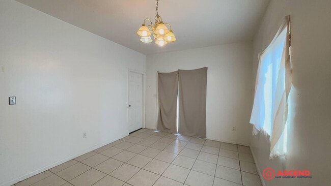 Building Photo - Cute Home In East Bakersfield!