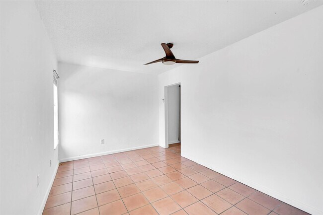 Building Photo - 1005 SW 15th Ave