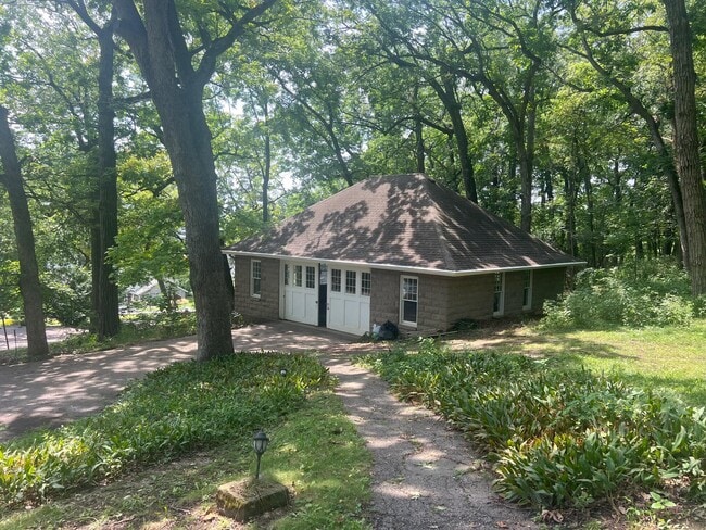 Building Photo - W281N3405 Taylors Woods Rd