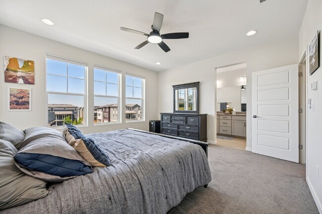 Building Photo - "Experience Spacious Comfort: 4-Bed, 3.5-Bath Retreat on Gladshine Drive!"