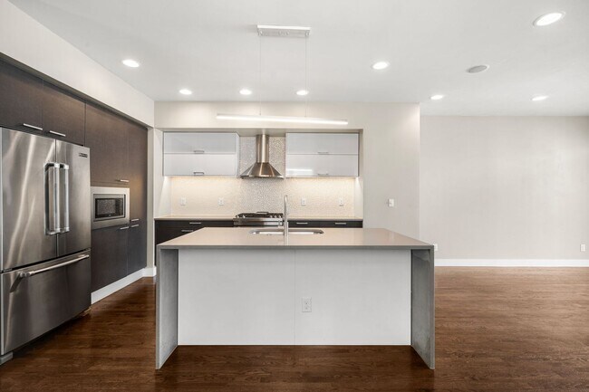 Building Photo - 3BD, 4BA Sunnyside Home With Office and Rooftop Deck