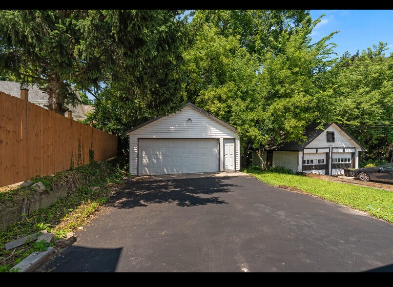 Building Photo - 1055 N 68th St