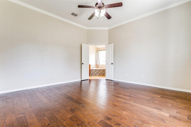 Building Photo - 14625 Riverside Dr
