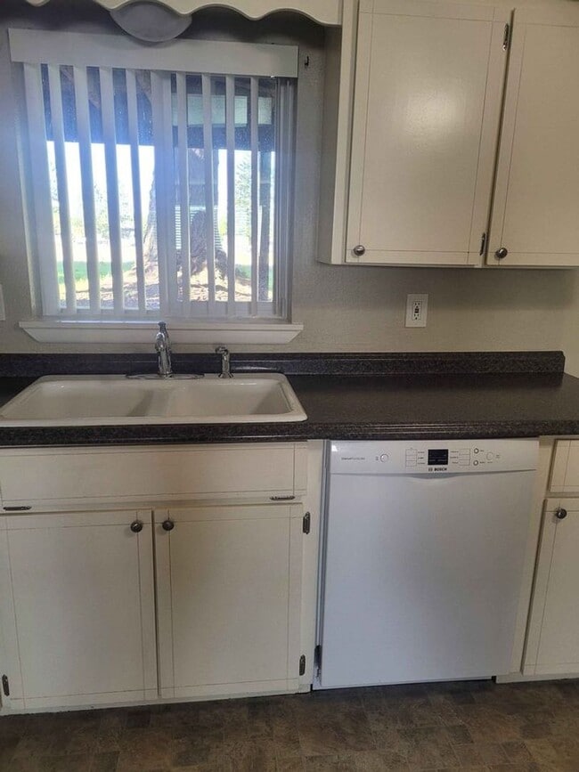 Building Photo - Countryside Apartments