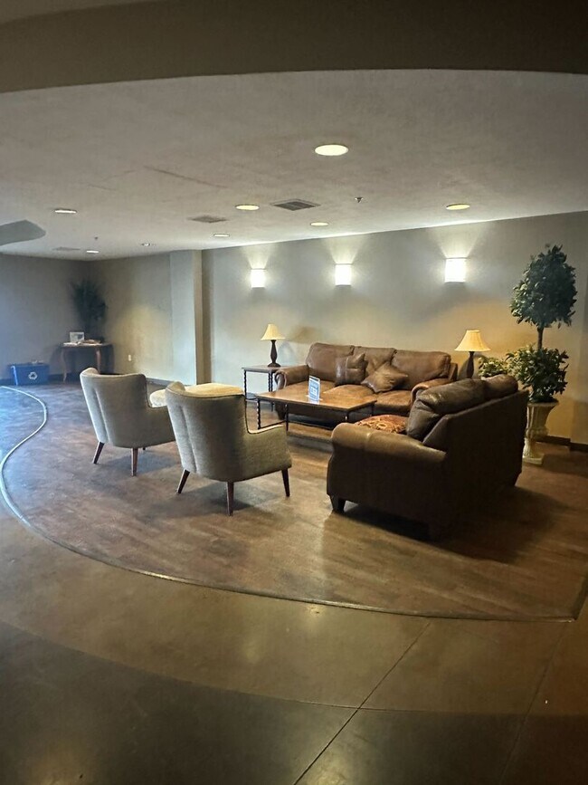 Building Photo - Gorgeous Condo!